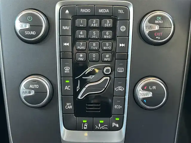 ボルボ Ｖ４０ D4 キネティック 群馬県 2018(平30)年 6.9万km アイスホワイト HDDナビ/Bluetooth/バックカメラ/コーナーセンサー/アダプティブクルーズコントロール/レーンキープアシスト/衝突軽減防止システム/純正１６インチアルミホイール/LEDヘッドライト/オートライト/スマートキー /ETC/スペアキー×1/保証書/取扱説明書