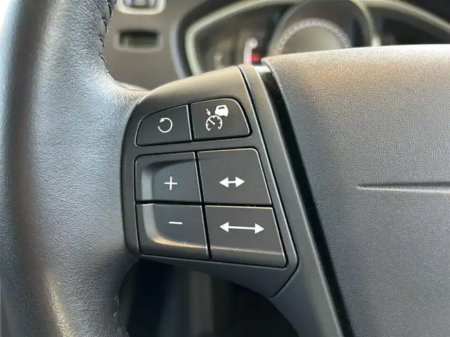 ボルボ Ｖ４０ D4 キネティック 群馬県 2018(平30)年 6.9万km アイスホワイト HDDナビ/Bluetooth/バックカメラ/コーナーセンサー/アダプティブクルーズコントロール/レーンキープアシスト/衝突軽減防止システム/純正１６インチアルミホイール/LEDヘッドライト/オートライト/スマートキー /ETC/スペアキー×1/保証書/取扱説明書