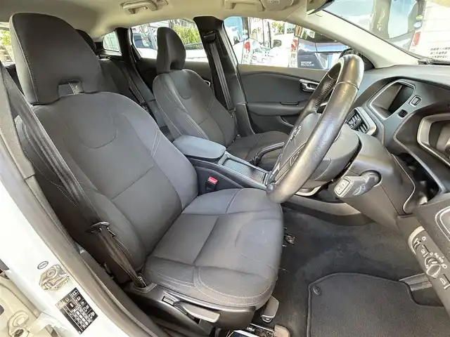 ボルボ Ｖ４０ D4 キネティック 群馬県 2018(平30)年 6.9万km アイスホワイト HDDナビ/Bluetooth/バックカメラ/コーナーセンサー/アダプティブクルーズコントロール/レーンキープアシスト/衝突軽減防止システム/純正１６インチアルミホイール/LEDヘッドライト/オートライト/スマートキー /ETC/スペアキー×1/保証書/取扱説明書