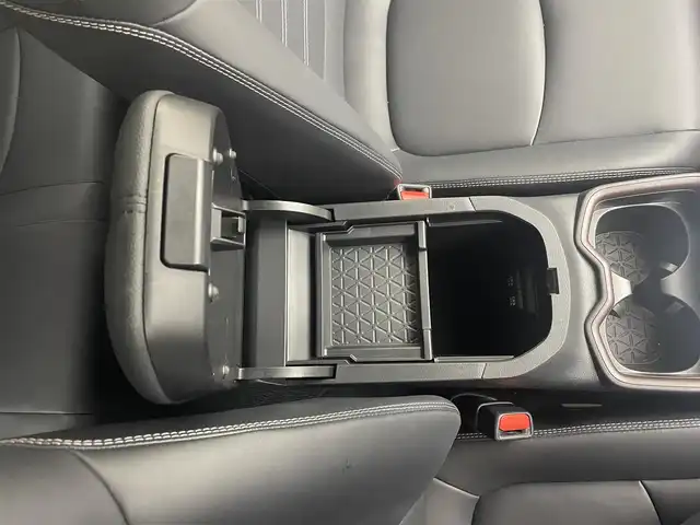 トヨタ ＲＡＶ４ G 茨城県 2019(令1)年 1.7万km ホワイトパールクリスタルシャイン ・社外９インチメモリーナビ/・フルセグＴＶ/・Bluetooth対応/・ビルトインＥＴＣ/・前方ドライブレコーダー/・ステアリングヒーター/・シートヒーター（運転席・助手席）/・ＬＥＤヘッドライト/・純正１８インチＴＷ/・４ＷＤ/・電動リアゲート/・ルーフレール