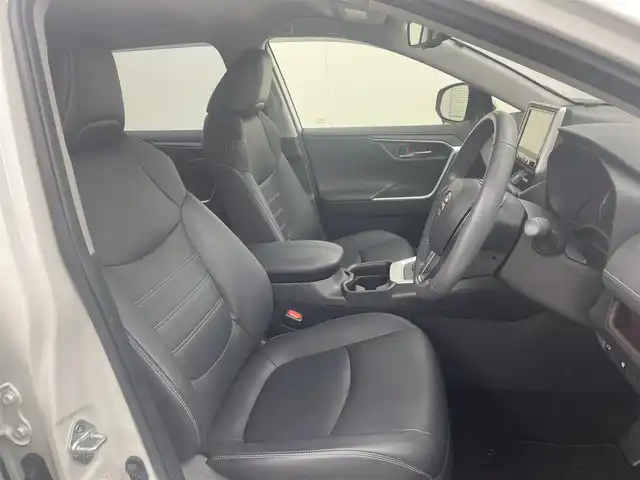 トヨタ ＲＡＶ４ G 茨城県 2019(令1)年 1.7万km ホワイトパールクリスタルシャイン ・社外９インチメモリーナビ/・フルセグＴＶ/・Bluetooth対応/・ビルトインＥＴＣ/・前方ドライブレコーダー/・ステアリングヒーター/・シートヒーター（運転席・助手席）/・ＬＥＤヘッドライト/・純正１８インチＴＷ/・４ＷＤ/・電動リアゲート/・ルーフレール
