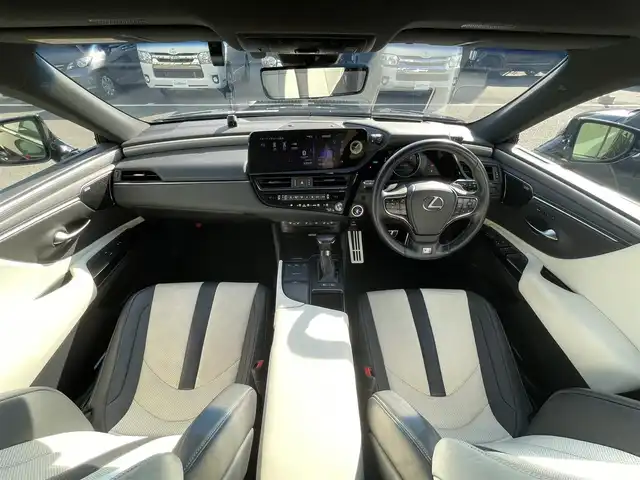 レクサス ＥＳ 300h Fスポーツ 愛媛県 2022(令4)年 2.9万km グラファイトブラックガラスフレーク 登録時走行距離：28690km/メーカーオプション純正SDナビ/AM/FM/フルセグTV/Bluetooth/マークレビンソン/ビルトインETC2.0/サンルーフ/全周囲カメラ/電動リアゲート/パドルシフト/追従クルコン/レザーシート/デジタルインナーミラー/横滑り防止装置/盗難防止装置/レーンキープアシスト/LEDヘッドライト/オートライト/オートハイビーム/エンジンスタートボタン/スマートキー/スペアキー/純正アルミホイール/純正フロアマット/シートーヒーター/エアシート/シートメモリ