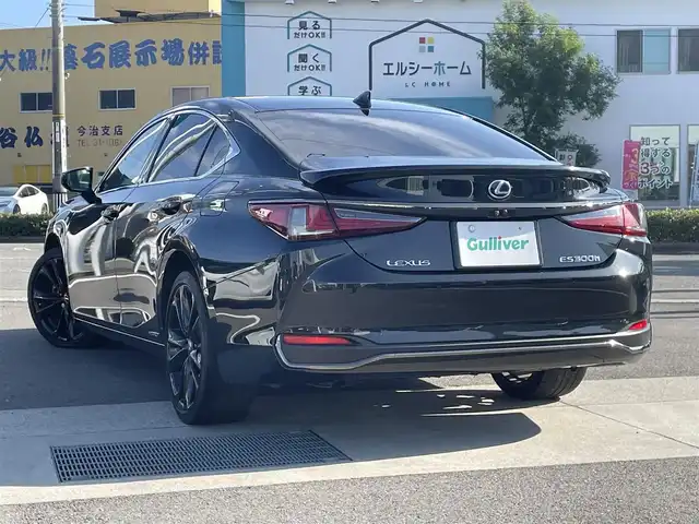 レクサス ＥＳ 300h Fスポーツ 愛媛県 2022(令4)年 2.9万km グラファイトブラックガラスフレーク 登録時走行距離：28690km/メーカーオプション純正SDナビ/AM/FM/フルセグTV/Bluetooth/マークレビンソン/ビルトインETC2.0/サンルーフ/全周囲カメラ/電動リアゲート/パドルシフト/追従クルコン/レザーシート/デジタルインナーミラー/横滑り防止装置/盗難防止装置/レーンキープアシスト/LEDヘッドライト/オートライト/オートハイビーム/エンジンスタートボタン/スマートキー/スペアキー/純正アルミホイール/純正フロアマット/シートーヒーター/エアシート/シートメモリ