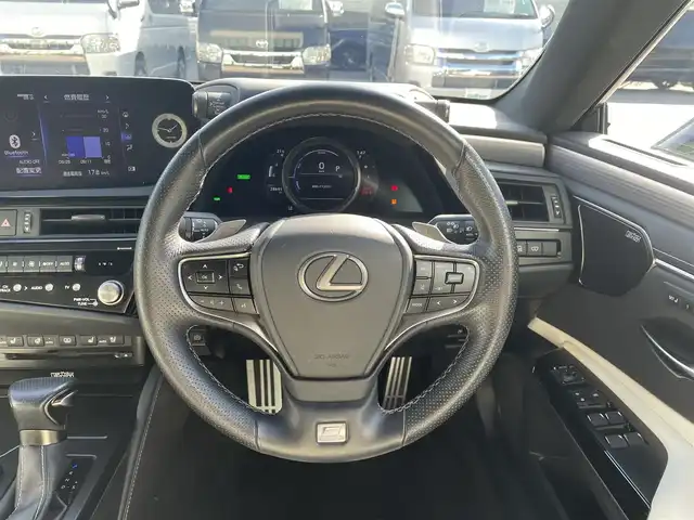 レクサス ＥＳ 300h Fスポーツ 愛媛県 2022(令4)年 2.9万km グラファイトブラックガラスフレーク 登録時走行距離：28690km/メーカーオプション純正SDナビ/AM/FM/フルセグTV/Bluetooth/マークレビンソン/ビルトインETC2.0/サンルーフ/全周囲カメラ/電動リアゲート/パドルシフト/追従クルコン/レザーシート/デジタルインナーミラー/横滑り防止装置/盗難防止装置/レーンキープアシスト/LEDヘッドライト/オートライト/オートハイビーム/エンジンスタートボタン/スマートキー/スペアキー/純正アルミホイール/純正フロアマット/シートーヒーター/エアシート/シートメモリ