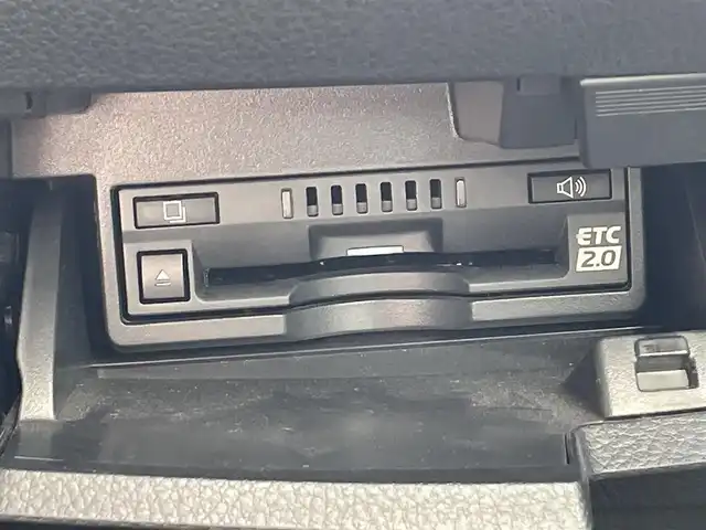 レクサス ＥＳ 300h Fスポーツ 愛媛県 2022(令4)年 2.9万km グラファイトブラックガラスフレーク 登録時走行距離：28690km/メーカーオプション純正SDナビ/AM/FM/フルセグTV/Bluetooth/マークレビンソン/ビルトインETC2.0/サンルーフ/全周囲カメラ/電動リアゲート/パドルシフト/追従クルコン/レザーシート/デジタルインナーミラー/横滑り防止装置/盗難防止装置/レーンキープアシスト/LEDヘッドライト/オートライト/オートハイビーム/エンジンスタートボタン/スマートキー/スペアキー/純正アルミホイール/純正フロアマット/シートーヒーター/エアシート/シートメモリ