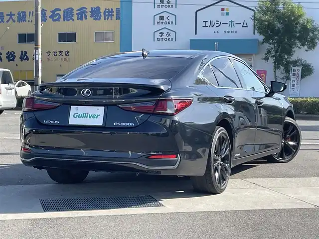 レクサス ＥＳ 300h Fスポーツ 愛媛県 2022(令4)年 2.9万km グラファイトブラックガラスフレーク 登録時走行距離：28690km/メーカーオプション純正SDナビ/AM/FM/フルセグTV/Bluetooth/マークレビンソン/ビルトインETC2.0/サンルーフ/全周囲カメラ/電動リアゲート/パドルシフト/追従クルコン/レザーシート/デジタルインナーミラー/横滑り防止装置/盗難防止装置/レーンキープアシスト/LEDヘッドライト/オートライト/オートハイビーム/エンジンスタートボタン/スマートキー/スペアキー/純正アルミホイール/純正フロアマット/シートーヒーター/エアシート/シートメモリ