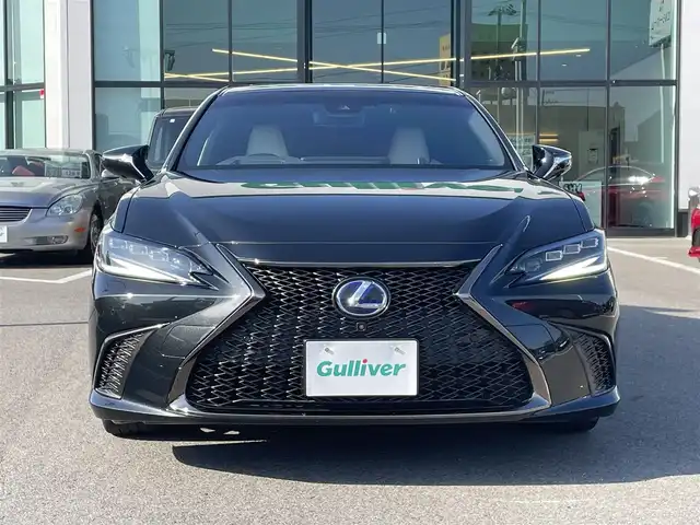 レクサス ＥＳ 300h Fスポーツ 愛媛県 2022(令4)年 2.9万km グラファイトブラックガラスフレーク 登録時走行距離：28690km/メーカーオプション純正SDナビ/AM/FM/フルセグTV/Bluetooth/マークレビンソン/ビルトインETC2.0/サンルーフ/全周囲カメラ/電動リアゲート/パドルシフト/追従クルコン/レザーシート/デジタルインナーミラー/横滑り防止装置/盗難防止装置/レーンキープアシスト/LEDヘッドライト/オートライト/オートハイビーム/エンジンスタートボタン/スマートキー/スペアキー/純正アルミホイール/純正フロアマット/シートーヒーター/エアシート/シートメモリ