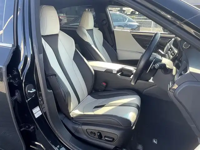 レクサス ＥＳ 300h Fスポーツ 愛媛県 2022(令4)年 2.9万km グラファイトブラックガラスフレーク 登録時走行距離：28690km/メーカーオプション純正SDナビ/AM/FM/フルセグTV/Bluetooth/マークレビンソン/ビルトインETC2.0/サンルーフ/全周囲カメラ/電動リアゲート/パドルシフト/追従クルコン/レザーシート/デジタルインナーミラー/横滑り防止装置/盗難防止装置/レーンキープアシスト/LEDヘッドライト/オートライト/オートハイビーム/エンジンスタートボタン/スマートキー/スペアキー/純正アルミホイール/純正フロアマット/シートーヒーター/エアシート/シートメモリ