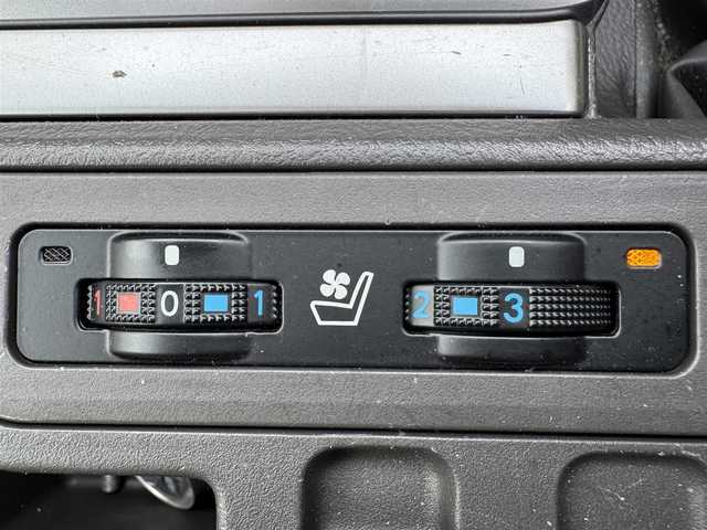 トヨタ ランドクルーザー プラド TX Lパッケージ 滋賀県 2022(令4)年 3.1万km ホワイトパールクリスタルシャイン 禁煙車/純正ナビ/（BT/SD/HDMI/フルセグ）/サンルーフ/エアロ（F・R）/ビルトインETC/前方ドライブレコーダー/運転席・助手席パワーシート/運転席・助手席シートヒーター/運転席・助手席エアーシート/トヨタセーフティセンス/・プリクラッシュセーフティ/・レーンディパーチャーアラート（LDA）/・レーダークルーズコントロール（ブレーキ制御付）/・ロードサインアシスト（RSA）/・オートマチックハイビーム（AHB）/・インテリジェントクリアランスソナー（パーキングサポートブレーキ）/・VSC（車両安定性制御システム）/LEDヘッドライト/フォグランプ/ルーフレール/ウッドパネル