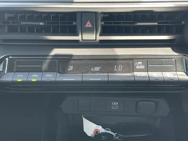 トヨタ プリウス X 滋賀県 2023(令5)年 1.3万km スーパーホワイトⅡ 純正ナビ/(Bluetooth/フルセグ/CD/DVD/AM/FM)/トヨタセーフティーセンス/・プリクラッシュセーフティ/・レーダークルーズコントロール/・標識認識/・オートハイビーム/LEDオートライト/クリアランスソナー/後方車接近告知/ブラインドスポットモニター/電動パーキング/ブレーキホールド/ビルトインETC/ドライブレコーダー/USB/100V電源