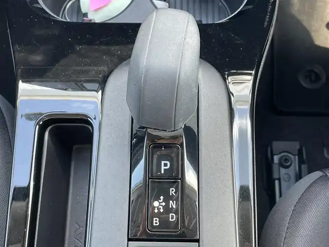 トヨタ プリウス X 滋賀県 2023(令5)年 1.3万km スーパーホワイトⅡ 純正ナビ/(Bluetooth/フルセグ/CD/DVD/AM/FM)/トヨタセーフティーセンス/・プリクラッシュセーフティ/・レーダークルーズコントロール/・標識認識/・オートハイビーム/LEDオートライト/クリアランスソナー/後方車接近告知/ブラインドスポットモニター/電動パーキング/ブレーキホールド/ビルトインETC/ドライブレコーダー/USB/100V電源