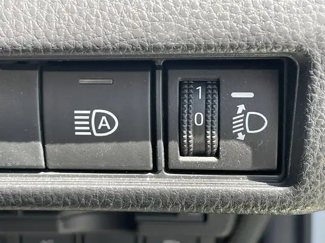 トヨタ プリウス X 滋賀県 2023(令5)年 1.3万km スーパーホワイトⅡ 純正ナビ/(Bluetooth/フルセグ/CD/DVD/AM/FM)/トヨタセーフティーセンス/・プリクラッシュセーフティ/・レーダークルーズコントロール/・標識認識/・オートハイビーム/LEDオートライト/クリアランスソナー/後方車接近告知/ブラインドスポットモニター/電動パーキング/ブレーキホールド/ビルトインETC/ドライブレコーダー/USB/100V電源
