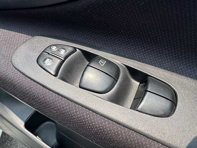 日産 セレナ HWS S HV Vセレ +SeftyⅡ 大阪府 2016(平28)年 4.8万km ブリリアントホワイトパール 純正8インチSDナビ/純正フリップダウンモニター/全方位カメラ/バックカメラ/両側パワスラ/衝突被害軽減システム/レーンキープアシスト/横滑り防止装置/アイドリングストップ/ビルトインETC/純正前方ドライブレコーダー/社外後方ドライブレコーダー（SN-SV70c）/純正AW（16インチ）/純正LEDライト/スペアキー1本/取扱説明書