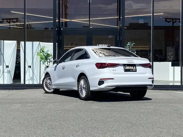 アウディ Ａ３ セダン 30TFSI アドバンスド 福岡県 2022(令4)年 3.3万km パール ・アダプティブクルーズコントロール/・純正ナビ／ＢＴ／ＵＳＢ/・バックカメラ/・シートヒーター/・ドライブレコーダー/・フルセグ/・ＥＴＣ/・純正１７ＡＷ/・保証書/・取扱説明書/・スペアキー