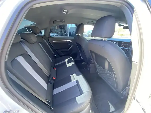 アウディ Ａ３ セダン 30TFSI アドバンスド 福岡県 2022(令4)年 3.3万km パール ・アダプティブクルーズコントロール/・純正ナビ／ＢＴ／ＵＳＢ/・バックカメラ/・シートヒーター/・ドライブレコーダー/・フルセグ/・ＥＴＣ/・純正１７ＡＷ/・保証書/・取扱説明書/・スペアキー
