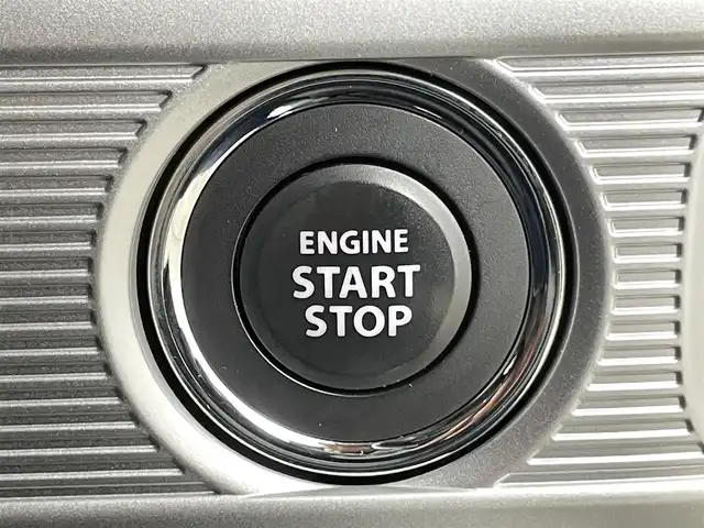 スズキ スペーシア カスタム HYBRID XS ターボ 千葉県 2020(令2)年 3.3万km ピュアホワイトパール/ブラック2トーン 禁煙車/スズキセーフティ サポート/・デュアルセンサーブレーキサポートII/・アダプティブクルーズコントロール/・車線維持支援機能/・後退時ブレーキサポート/・誤発進抑制機能/・後方誤発進抑制機能/・標識認識機能/・カラーヘッドアップディスプレイ/両側パワースライドドア/LEDオートライト/オートハイビーム/ハーフレザーシート/シートヒーター/純正15インチアルミホイール/アイドリングストップ/USBポート/プッシュスタート/スマートキー