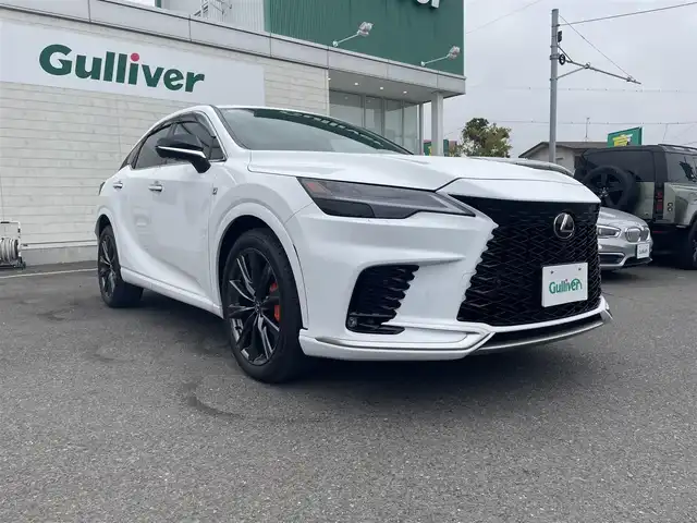 レクサス ＲＸ 350 Fスポーツ 神奈川県 2024(令6)年 0.9万km ホワイトノーヴァガラスフレーク 外装Fスポーツパフォーマンス仕様/オレンジキャリパー/社外グリル/14インチタッチディスプレイ/・ナビゲーション/・Bluetooth/・AppleCarPlay・AndroidAuto/・フルセグTV/・パノラミックビューモニター/純正21インチAW/運転支援システム/・プリクラッシュセーフティ/・レーントレーシングアシスト/・レーダークルーズコントロール/・ブラインドスポットモニター/・リアトラフィックアラート/・パーキングサポートブレーキ/ビルトイン２．０ETC/Fスポ専用革シート/・前席シートヒーター/・前席ベンチレーター/・前席パワーシート/スマートキーX2