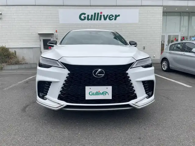 レクサス ＲＸ 350 Fスポーツ 神奈川県 2024(令6)年 0.9万km ホワイトノーヴァガラスフレーク 外装Fスポーツパフォーマンス仕様/オレンジキャリパー/社外グリル/14インチタッチディスプレイ/・ナビゲーション/・Bluetooth/・AppleCarPlay・AndroidAuto/・フルセグTV/・パノラミックビューモニター/純正21インチAW/運転支援システム/・プリクラッシュセーフティ/・レーントレーシングアシスト/・レーダークルーズコントロール/・ブラインドスポットモニター/・リアトラフィックアラート/・パーキングサポートブレーキ/ビルトイン２．０ETC/Fスポ専用革シート/・前席シートヒーター/・前席ベンチレーター/・前席パワーシート/スマートキーX2