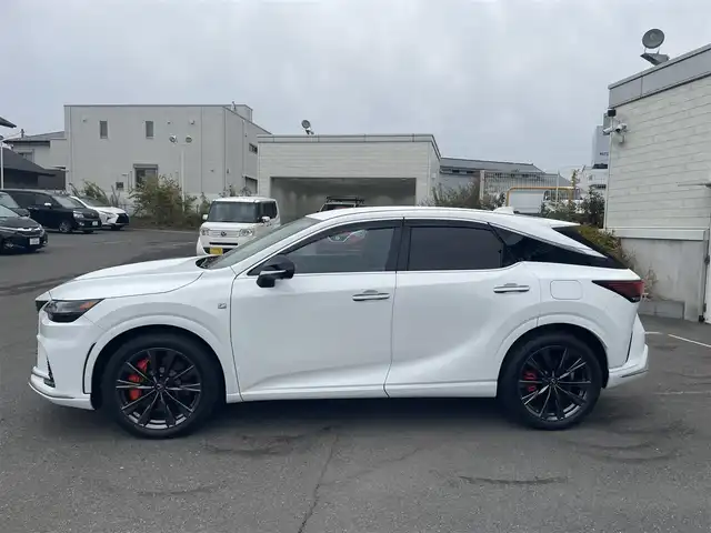 レクサス ＲＸ 350 Fスポーツ 神奈川県 2024(令6)年 0.9万km ホワイトノーヴァガラスフレーク 外装Fスポーツパフォーマンス仕様/オレンジキャリパー/社外グリル/14インチタッチディスプレイ/・ナビゲーション/・Bluetooth/・AppleCarPlay・AndroidAuto/・フルセグTV/・パノラミックビューモニター/純正21インチAW/運転支援システム/・プリクラッシュセーフティ/・レーントレーシングアシスト/・レーダークルーズコントロール/・ブラインドスポットモニター/・リアトラフィックアラート/・パーキングサポートブレーキ/ビルトイン２．０ETC/Fスポ専用革シート/・前席シートヒーター/・前席ベンチレーター/・前席パワーシート/スマートキーX2