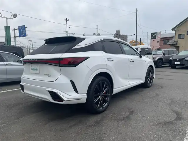 レクサス ＲＸ 350 Fスポーツ 神奈川県 2024(令6)年 0.9万km ホワイトノーヴァガラスフレーク 外装Fスポーツパフォーマンス仕様/オレンジキャリパー/社外グリル/14インチタッチディスプレイ/・ナビゲーション/・Bluetooth/・AppleCarPlay・AndroidAuto/・フルセグTV/・パノラミックビューモニター/純正21インチAW/運転支援システム/・プリクラッシュセーフティ/・レーントレーシングアシスト/・レーダークルーズコントロール/・ブラインドスポットモニター/・リアトラフィックアラート/・パーキングサポートブレーキ/ビルトイン２．０ETC/Fスポ専用革シート/・前席シートヒーター/・前席ベンチレーター/・前席パワーシート/スマートキーX2