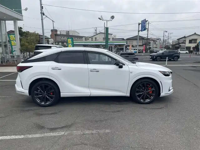 レクサス ＲＸ 350 Fスポーツ 神奈川県 2024(令6)年 0.9万km ホワイトノーヴァガラスフレーク 外装Fスポーツパフォーマンス仕様/オレンジキャリパー/社外グリル/14インチタッチディスプレイ/・ナビゲーション/・Bluetooth/・AppleCarPlay・AndroidAuto/・フルセグTV/・パノラミックビューモニター/純正21インチAW/運転支援システム/・プリクラッシュセーフティ/・レーントレーシングアシスト/・レーダークルーズコントロール/・ブラインドスポットモニター/・リアトラフィックアラート/・パーキングサポートブレーキ/ビルトイン２．０ETC/Fスポ専用革シート/・前席シートヒーター/・前席ベンチレーター/・前席パワーシート/スマートキーX2