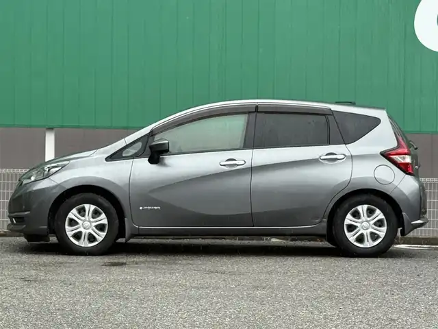 日産 ノート e－パワー X 千葉県 2017(平29)年 2万km ダークメタルグレー 純正SDナビ/　(CD/DVD/SD/AUX/Bluetooth)/フルセグTV/アラウンドビューモニター/ドライブレコーダー/ETC/ステアリングスイッチ/エマージェンシーブレーキ/車線逸脱警報/インテリジェントルームミラー/前後コーナーセンサー/オートライト/LEDヘッドライト/ウィンカー付き電動格納ミラー/ドアバイザー/純正フロアマット