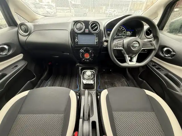 日産 ノート e－パワー X 千葉県 2017(平29)年 2万km ダークメタルグレー 純正SDナビ/　(CD/DVD/SD/AUX/Bluetooth)/フルセグTV/アラウンドビューモニター/ドライブレコーダー/ETC/ステアリングスイッチ/エマージェンシーブレーキ/車線逸脱警報/インテリジェントルームミラー/前後コーナーセンサー/オートライト/LEDヘッドライト/ウィンカー付き電動格納ミラー/ドアバイザー/純正フロアマット