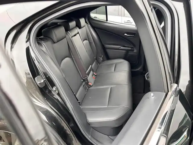 レクサス ＵＸ 250h Fスポーツ 宮城県 2019(平31)年 9.5万km グラファイトブラックガラスフレーク 3眼LEDヘッドランプ/・角型3眼LEDヘッドランプ/・アダプティブハイビームシステム/・ヘッドランプクリーナー/ブラインドスポットモニターセット/・ブラインドスポットモニター/・パーキングサポートブレーキ（後方接近車両）/シルバールーフレール/＝＝＝/Lexus Safety System +/・プリクラッシュセーフティ/・レーントレーシングアシスト/・レーダークルーズコントロール/・先行車発進告知機能/・ロードサインアシスト/パーキングサポートブレーキ（静止物）/純正SDナビ/【CD・DVD・SD・BT・USB・フルセグTV】/バックカメラ/純正ドライブレコーダー/パワーバックドア/ETC/L-tex（合皮）シート/シートヒーター・エアシート/パワーシート/ハンドルヒーター/ステアリングスイッチ/パドルシフト/LEDヘッドライト/LEDフォグ/オートライト/スマートキーX２/カードキー/純正18インチAW/W/サイド/カーテンエアバッグ