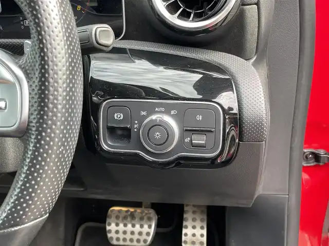 メルセデス・ベンツ Ａ１８０ スタイル AMGライン 埼玉県 2018(平30)年 4.2万km ジュピターレッド AMGライン18インチアルミ/ハーフブラックレザーシート/レッドステッチ/純正ナビテレビ/・MERCEDES me/・フルセグテレビ/アクティブレーンキープ/アクティブステアリング/ブラインドスポット/パークトロニック/パドルシフト/オートライト/ETC車載機/キーレスゴー/ドライブレコーダー（前後）
