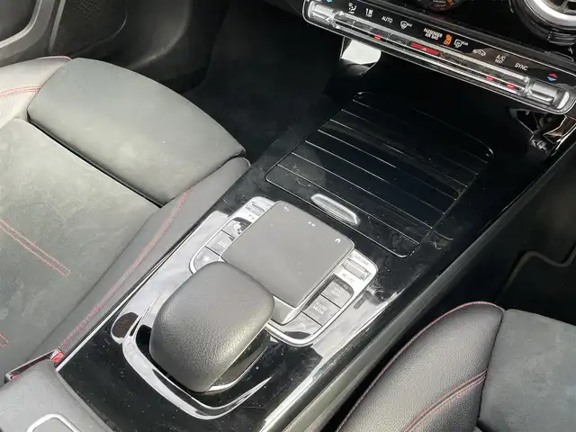 メルセデス・ベンツ Ａ１８０ スタイル AMGライン 埼玉県 2018(平30)年 4.2万km ジュピターレッド AMGライン18インチアルミ/ハーフブラックレザーシート/レッドステッチ/純正ナビテレビ/・MERCEDES me/・フルセグテレビ/アクティブレーンキープ/アクティブステアリング/ブラインドスポット/パークトロニック/パドルシフト/オートライト/ETC車載機/キーレスゴー/ドライブレコーダー（前後）