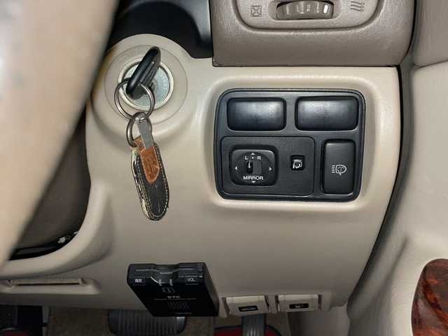 トヨタ ランドクルーザー VX－LTD 京都府 1999(平11)年 10.3万km ウォームシルバーM メーカーOPナビ/・CD/AM/FM/カセット/ETC/サンルーフ/ルーフレール/電格ミラー/サマータイヤアルミホイール付き4セット車載/純正フロアマット/純正ドアバイザー