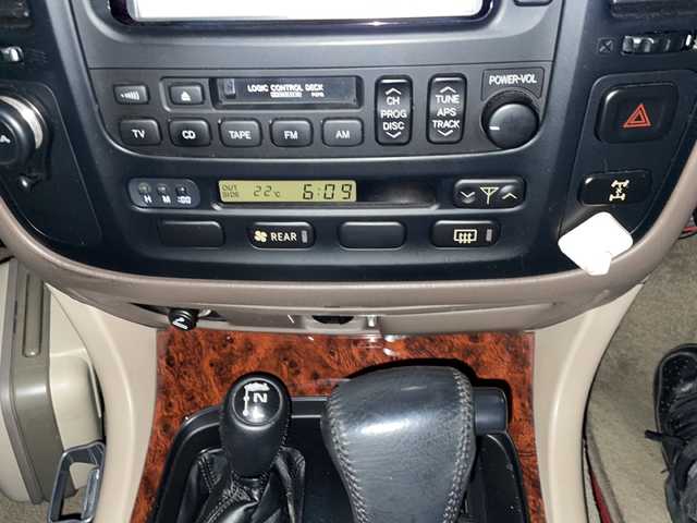 トヨタ ランドクルーザー VX－LTD 京都府 1999(平11)年 10.3万km ウォームシルバーM メーカーOPナビ/・CD/AM/FM/カセット/ETC/サンルーフ/ルーフレール/電格ミラー/サマータイヤアルミホイール付き4セット車載/純正フロアマット/純正ドアバイザー