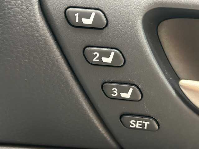 レクサス ＩＳ 300 Fスポーツ 宮城県 2018(平30)年 5.4万km グラファイトブラックガラスフレーク レクサスセーフティーシステム＋/・プリクラッシュセーフティシステム/・レーンディパーチャーアラート＆キーピングアシスト/・レーダークルーズコントロール/・オートマチックハイビーム/・プロアクティブドライビングアシスト/・発進遅れ告知機能/・ロードサインアシスト/・ブラインドスポットモニター/・レーンキープアシスト/純正ナビ/・フルセグTV/Bluetooth/CD/DVD/AUX/・バックカメラ/・純正ビルドインETC2.0/・ドライブレコーダー/アイドリングストップ/革巻きステアリング/・ステアリングスイッチ/・パドルシフト/・ステアリングヒーター/レザーシート/・パワーシート（運転席＋助手席）/・エアシート（運転席＋助手席）/・シートヒーター（運転席＋助手席）/・シートメモリー（運転席）/プッシュスタート/・スマートキー/・スペアキー1本/LEDヘッドライト/・オートライト/純正18インチアルミホイール/純正フロアマット