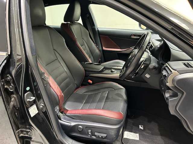 レクサス ＩＳ 300 Fスポーツ 宮城県 2018(平30)年 5.4万km グラファイトブラックガラスフレーク レクサスセーフティーシステム＋/・プリクラッシュセーフティシステム/・レーンディパーチャーアラート＆キーピングアシスト/・レーダークルーズコントロール/・オートマチックハイビーム/・プロアクティブドライビングアシスト/・発進遅れ告知機能/・ロードサインアシスト/・ブラインドスポットモニター/・レーンキープアシスト/純正ナビ/・フルセグTV/Bluetooth/CD/DVD/AUX/・バックカメラ/・純正ビルドインETC2.0/・ドライブレコーダー/アイドリングストップ/革巻きステアリング/・ステアリングスイッチ/・パドルシフト/・ステアリングヒーター/レザーシート/・パワーシート（運転席＋助手席）/・エアシート（運転席＋助手席）/・シートヒーター（運転席＋助手席）/・シートメモリー（運転席）/プッシュスタート/・スマートキー/・スペアキー1本/LEDヘッドライト/・オートライト/純正18インチアルミホイール/純正フロアマット