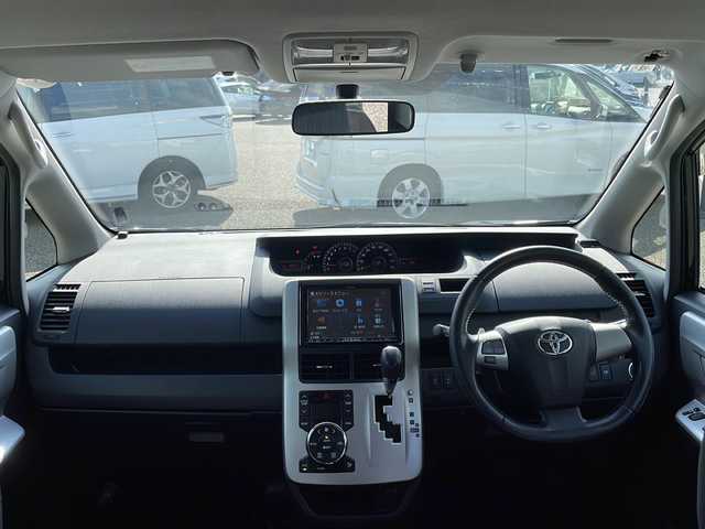 トヨタ ヴォクシー ZS 島根県 2013(平25)年 6.7万km ブラック ALPINE8インチSDナビゲーション(VIE-X008)/フルセグ BT SD CD DVD/バックカメラ/パドルシフト/パワーバックドア/両側パワースライドドア/ビルトインETC/HIDヘッドライト/フォグライト