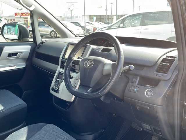 トヨタ ヴォクシー ZS 島根県 2013(平25)年 6.7万km ブラック ALPINE8インチSDナビゲーション(VIE-X008)/フルセグ BT SD CD DVD/バックカメラ/パドルシフト/パワーバックドア/両側パワースライドドア/ビルトインETC/HIDヘッドライト/フォグライト