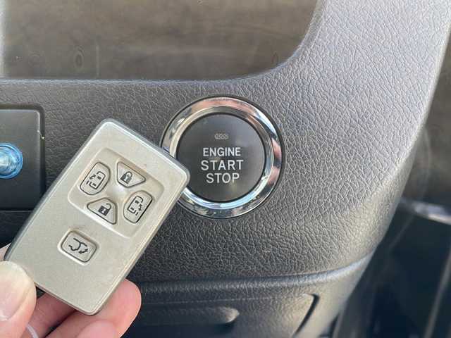 トヨタ ヴォクシー ZS 島根県 2013(平25)年 6.7万km ブラック ALPINE8インチSDナビゲーション(VIE-X008)/フルセグ BT SD CD DVD/バックカメラ/パドルシフト/パワーバックドア/両側パワースライドドア/ビルトインETC/HIDヘッドライト/フォグライト