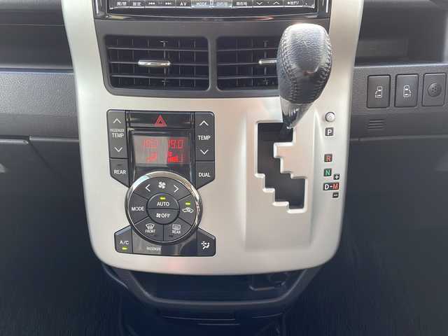 トヨタ ヴォクシー ZS 島根県 2013(平25)年 6.7万km ブラック ALPINE8インチSDナビゲーション(VIE-X008)/フルセグ BT SD CD DVD/バックカメラ/パドルシフト/パワーバックドア/両側パワースライドドア/ビルトインETC/HIDヘッドライト/フォグライト