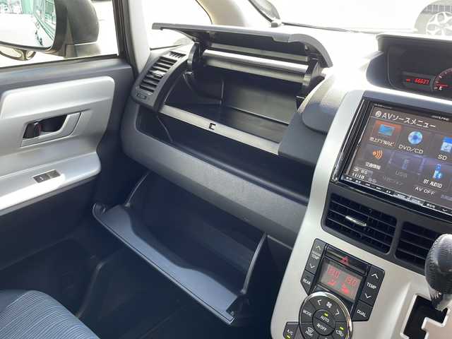 トヨタ ヴォクシー ZS 島根県 2013(平25)年 6.7万km ブラック ALPINE8インチSDナビゲーション(VIE-X008)/フルセグ BT SD CD DVD/バックカメラ/パドルシフト/パワーバックドア/両側パワースライドドア/ビルトインETC/HIDヘッドライト/フォグライト