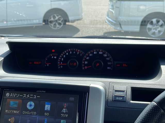 トヨタ ヴォクシー ZS 島根県 2013(平25)年 6.7万km ブラック ALPINE8インチSDナビゲーション(VIE-X008)/フルセグ BT SD CD DVD/バックカメラ/パドルシフト/パワーバックドア/両側パワースライドドア/ビルトインETC/HIDヘッドライト/フォグライト