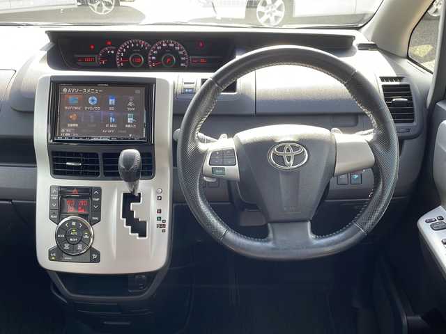 トヨタ ヴォクシー ZS 島根県 2013(平25)年 6.7万km ブラック ALPINE8インチSDナビゲーション(VIE-X008)/フルセグ BT SD CD DVD/バックカメラ/パドルシフト/パワーバックドア/両側パワースライドドア/ビルトインETC/HIDヘッドライト/フォグライト