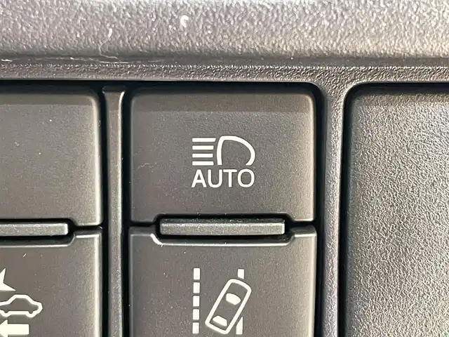 トヨタ ヴォクシー ZS 煌Ⅱ 岩手県 2017(平29)年 9.5万km ブラック ４WD/MTモード付AT/両側パワースライドドア/ETC2.0/プリクラッシュセーフティ/レーンアシスト/バックカメラ/アイドリングストップ/先行車発進告知機能/オールオートパワーウィンドウ/純正９インチナビ/フルセグTV/3列シート/電動格納ドアミラー/純正16インチアルミホイール/純正LEDヘッドライト/純正フロアマット/ステアリングスイッチ/スマートキー、プッシュスタート