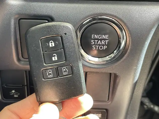 トヨタ ヴォクシー ZS 煌Ⅱ 岩手県 2017(平29)年 9.5万km ブラック ４WD/MTモード付AT/両側パワースライドドア/ETC2.0/プリクラッシュセーフティ/レーンアシスト/バックカメラ/アイドリングストップ/先行車発進告知機能/オールオートパワーウィンドウ/純正９インチナビ/フルセグTV/3列シート/電動格納ドアミラー/純正16インチアルミホイール/純正LEDヘッドライト/純正フロアマット/ステアリングスイッチ/スマートキー、プッシュスタート