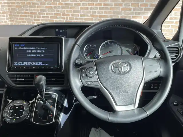 トヨタ ヴォクシー ZS 煌Ⅱ 岩手県 2017(平29)年 9.5万km ブラック ４WD/MTモード付AT/両側パワースライドドア/ETC2.0/プリクラッシュセーフティ/レーンアシスト/バックカメラ/アイドリングストップ/先行車発進告知機能/オールオートパワーウィンドウ/純正９インチナビ/フルセグTV/3列シート/電動格納ドアミラー/純正16インチアルミホイール/純正LEDヘッドライト/純正フロアマット/ステアリングスイッチ/スマートキー、プッシュスタート