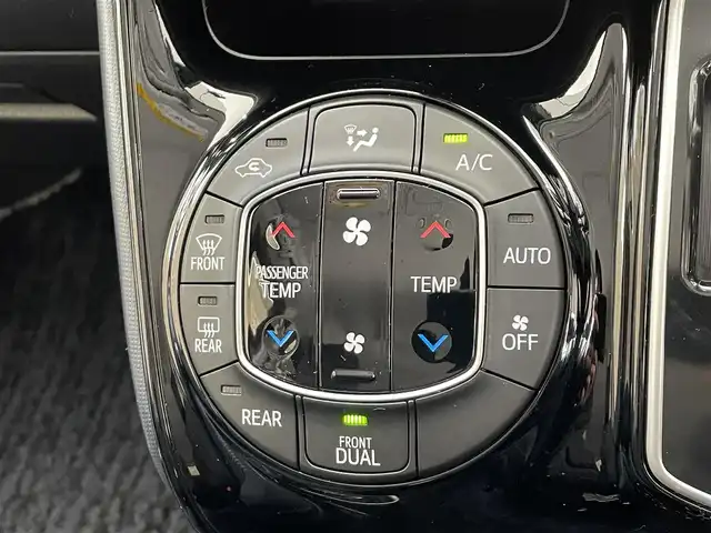 トヨタ ヴォクシー ZS 煌Ⅱ 岩手県 2017(平29)年 9.5万km ブラック ４WD/MTモード付AT/両側パワースライドドア/ETC2.0/プリクラッシュセーフティ/レーンアシスト/バックカメラ/アイドリングストップ/先行車発進告知機能/オールオートパワーウィンドウ/純正９インチナビ/フルセグTV/3列シート/電動格納ドアミラー/純正16インチアルミホイール/純正LEDヘッドライト/純正フロアマット/ステアリングスイッチ/スマートキー、プッシュスタート