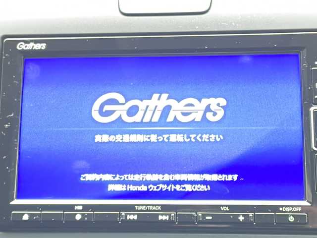 ホンダ フリード G ホンダセンシング 大阪府 2022(令4)年 1.7万km ルナシルバーM ワンオーナー/社外SDナビ/・AM/FM/CD/DVD/Bluetooth/・フルセグテレビ/バックカメラ/ビルトインETC/ドライブレコーダー/追従走行クルーズコントロール/衝突軽減ブレーキ/レーンキープアシスト/アイドリングストップ/横滑り防止装置/両側パワースライド/ウォークスルー/オートライト/オートエアコン/プッシュスタートボタン/スマートキー×2/ステアリングリモコン/スタッドレスタイヤ/15インチアルミホイール/12V充電器/USBジャック/純正フロアマット/ドアバイザー/ナビ取扱説明書/保証書/取扱説明書