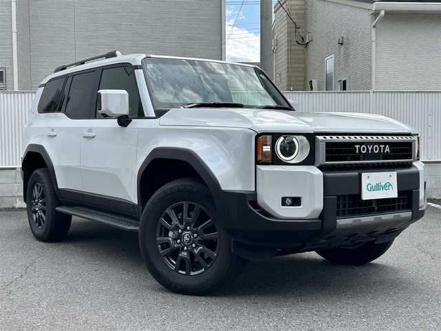 トヨタ ランドクルーザー ２５０ VX 栃木県 2024(令6)年 0.6万km プラチナホワイトパールマイカ ワンオーナー/サンルーフ/丸目型Bi-BeamLEDヘッドランプ/トヨタチームメイト/デジタルインナーミラー/Author Alarmセキュリティ(イグラ2)/純正ディスプレイオーディオ【ナビ/BT/HDMI】/パノラミックビューモニター/ビルトインETC2.0/パワーバックドア/ブラックレザーシート/シートヒーター/ベンチレーションシート/パワーシート/Toyota Safety Sense/・プリクラッシュセーフティ/・レーントレーシングアシスト/・レーダークルーズコントロール/・アダプティブハイビームシステム/・ブラインドスポットモニター/・コーナーセンサー/取扱説明書/保証書/スペアキー１