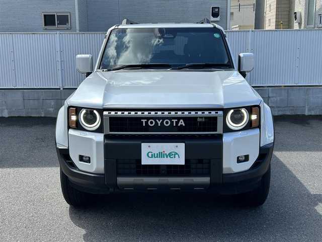トヨタ ランドクルーザー ２５０ VX 栃木県 2024(令6)年 0.6万km プラチナホワイトパールマイカ ワンオーナー/サンルーフ/丸目型Bi-BeamLEDヘッドランプ/トヨタチームメイト/デジタルインナーミラー/Author Alarmセキュリティ(イグラ2)/純正ディスプレイオーディオ【ナビ/BT/HDMI】/パノラミックビューモニター/ビルトインETC2.0/パワーバックドア/ブラックレザーシート/シートヒーター/ベンチレーションシート/パワーシート/Toyota Safety Sense/・プリクラッシュセーフティ/・レーントレーシングアシスト/・レーダークルーズコントロール/・アダプティブハイビームシステム/・ブラインドスポットモニター/・コーナーセンサー/取扱説明書/保証書/スペアキー１