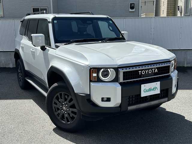 トヨタ ランドクルーザー ２５０ VX 栃木県 2024(令6)年 0.6万km プラチナホワイトパールマイカ ワンオーナー/サンルーフ/丸目型Bi-BeamLEDヘッドランプ/トヨタチームメイト/デジタルインナーミラー/Author Alarmセキュリティ(イグラ2)/純正ディスプレイオーディオ【ナビ/BT/HDMI】/パノラミックビューモニター/ビルトインETC2.0/パワーバックドア/ブラックレザーシート/シートヒーター/ベンチレーションシート/パワーシート/Toyota Safety Sense/・プリクラッシュセーフティ/・レーントレーシングアシスト/・レーダークルーズコントロール/・アダプティブハイビームシステム/・ブラインドスポットモニター/・コーナーセンサー/取扱説明書/保証書/スペアキー１
