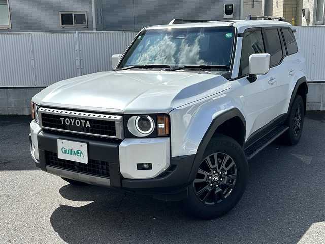 トヨタ ランドクルーザー ２５０ VX 栃木県 2024(令6)年 0.6万km プラチナホワイトパールマイカ ワンオーナー/サンルーフ/丸目型Bi-BeamLEDヘッドランプ/トヨタチームメイト/デジタルインナーミラー/Author Alarmセキュリティ(イグラ2)/純正ディスプレイオーディオ【ナビ/BT/HDMI】/パノラミックビューモニター/ビルトインETC2.0/パワーバックドア/ブラックレザーシート/シートヒーター/ベンチレーションシート/パワーシート/Toyota Safety Sense/・プリクラッシュセーフティ/・レーントレーシングアシスト/・レーダークルーズコントロール/・アダプティブハイビームシステム/・ブラインドスポットモニター/・コーナーセンサー/取扱説明書/保証書/スペアキー１